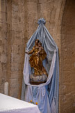 <center>Eglise Saint-Pierre</center>Le Chœur (XIIe-XVIIe siècles). Statue de la Vierge à l’Enfant en bois (XVIIe siècle), provenant de l’autel du Rosaire.